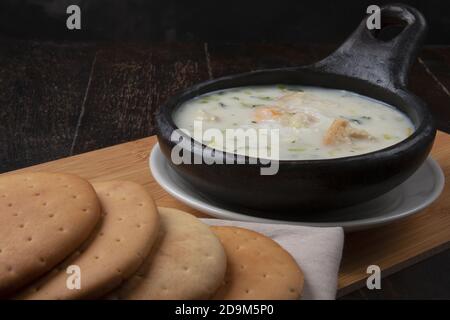 Soupe traditionnelle colombienne changua avec des morceaux ronds de biscuits croque Banque D'Images