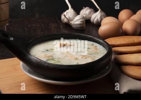Soupe traditionnelle colombienne changua avec des morceaux ronds de biscuits croque Banque D'Images