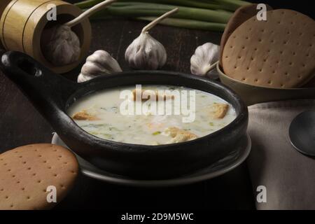 Soupe traditionnelle colombienne changua avec des morceaux ronds de biscuits croque Banque D'Images
