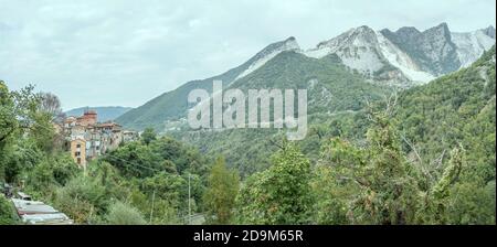 Paysage de vallée de montagne Apuane avec village touristique historique, tourné en lumière vive à Colonnata, Carrare, Apuane, Toscane, Italie Banque D'Images