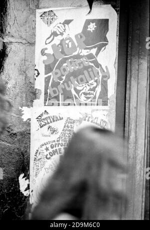 Une affiche sur un mur dans une rue de Notting Hill dépeint et proteste contre la brutalité policière en août 1970. C'est après que des affrontements entre la police et les Noirs se sont produits lors d'une marche depuis le restaurant mangrove. Banque D'Images