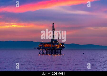 Coucher de soleil vibrant au-dessus de la plate-forme pétrolière offshore, connue sous le nom de Facility Platform Emmy, dans l'océan Pacifique à Huntington Beach, Californie. Banque D'Images