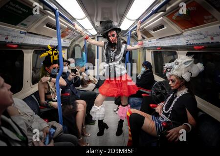 Halloween Fashion Flash Mob: Modèles dans le thème de Halloween vif préparer pour un spectacle de flashmob de mode de rue pour le designer Pierre Garroudi. Banque D'Images