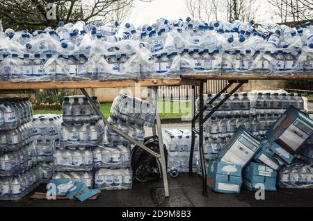 Piles de bouteilles d'eau sur la table par la route Banque D'Images