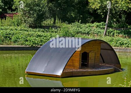 Hangar en bois pour abriter les oiseaux dans l'eau d'un petit lac, Sofia, Bulgarie Banque D'Images