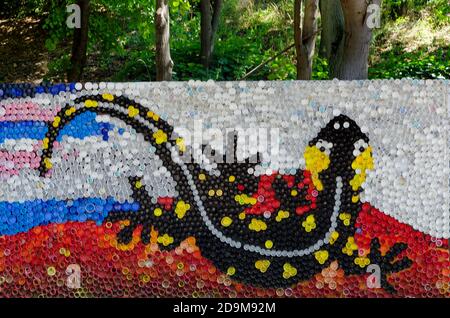 Mosaïque avec une salamandre au feu ou salamandra figure faite de déchets de plastique, Sofia, Bulgarie Banque D'Images