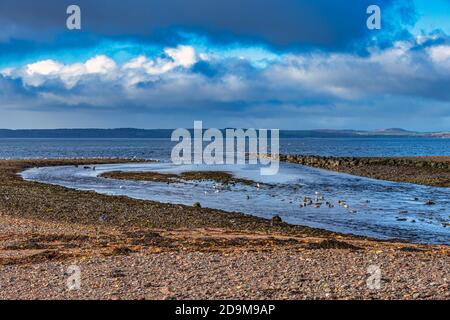 De la ville de Largs sur le Firth of Clyde regardant Rothesay et Dunoon dans l'Ouest D'Écosse avec un ciel d'hiver spectaculaire Banque D'Images