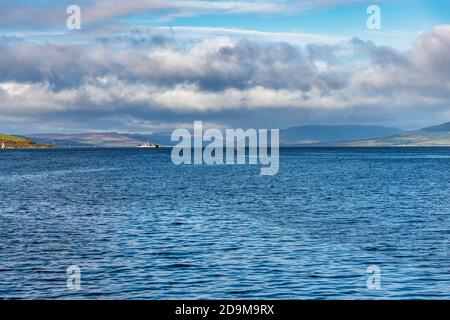 De la ville de Largs sur le Firth of Clyde regardant Rothesay et Dunoon dans l'Ouest D'Écosse avec un ciel d'hiver spectaculaire Banque D'Images