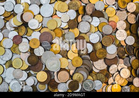 Pile de pièces de monnaie de différents pays Banque D'Images