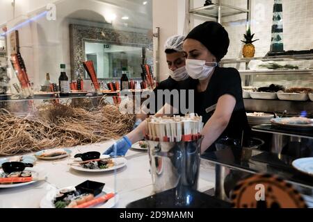 Belek, Turquie - octobre 2020 : le personnel sert une délicieuse cuisine japonaise dans le complexe tout compris. Sushi pour le déjeuner pour les touristes dans un lieu de vacances de luxe. Banque D'Images