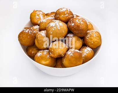 beignets doux disposés en pyramide parsemés de sucre en poudre la plaque Banque D'Images