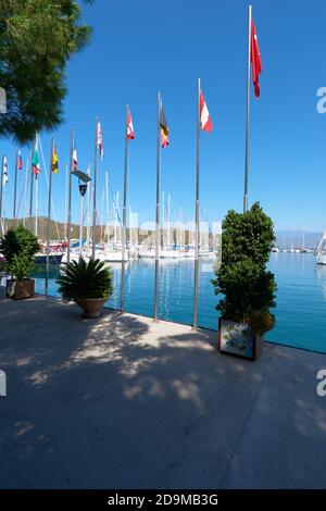 Drapeaux et bateaux à Fethiye Marina, Turquie Banque D'Images