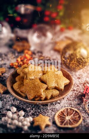 Fond de Noël avec biscuits de Noël et décoration de fête Banque D'Images