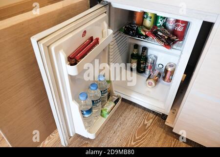 Belek, Turquie - octobre 2020: Gratuit dans un mini-bar dans un hôtel tout compris à Antalya. Petit réfrigérateur avec des friandises pour les touristes et les invités Banque D'Images