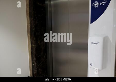 Belek, Turquie - octobre 2020 : assainisseur près de l'ascenseur dans un hôtel. Mesures de sécurité en cas de pandémie dans les hôtels tout compris afin de prévenir la propagation du coronavirus Banque D'Images