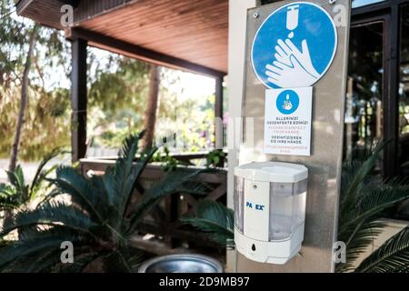 Belek, Turquie - octobre 2020 : appareil assainisseur dans un hôtel. Mesures de sécurité et avertissement dans les hôtels tout compris pour prévenir la propagation du coronavirus. Nettoyage. Banque D'Images