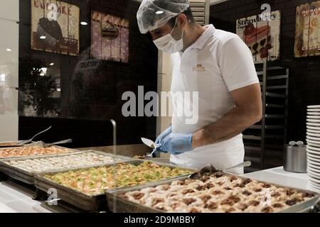 Belek, Turquie - octobre 2020 : cuisine servie dans un restaurant d'un complexe tout compris à Antalya. Mesures de sécurité saines pendant l'éclosion du coronavirus. Banque D'Images