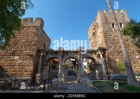 La porte d'Hadrien arches triomphales dans la vieille ville d'Antalya, Turquie Banque D'Images