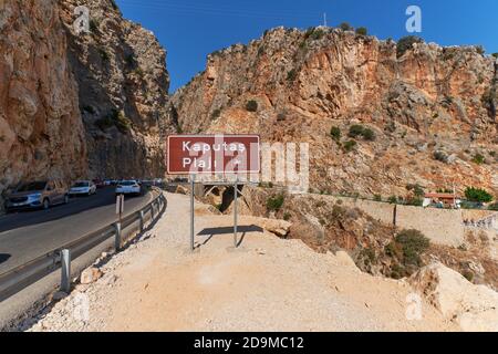 Panneau routier près de la gorge et de la plage de Kaputas, Turquie Banque D'Images