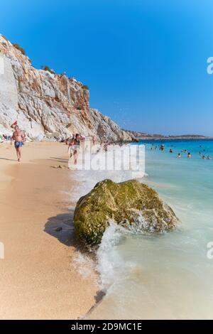 Grand rocher sur la plage de Kaputas, Riviera Turque Banque D'Images