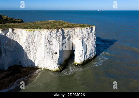 Vue aérienne de Chalk Arch à Kingsgate Bay, Broadescaliers, Kent Banque D'Images