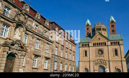 Maison de ville à Maximilianstrasse et cathédrale, Speyer, Rhénanie-Palatinat, Allemagne Banque D'Images