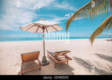 Parasol et chaises de plage pour vacances d'été en couple, vacances, voyage de lune de miel destination. Plage de luxe paysage vue mer. Complexe tropical Banque D'Images