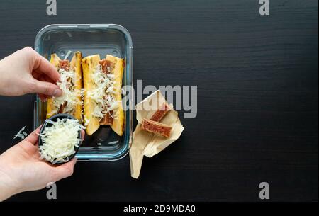 Faire cuire au four du fromage à la main pour faire cuire la banane mûre avec la goyave et le sandwich au fromage sur une base en bois noir. Concept typique de la cuisine latine. Copier l'espace. Banque D'Images