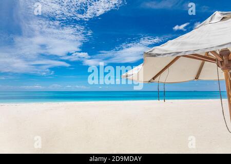 Parasol et chaises de plage pour vacances d'été en couple, vacances, voyage de lune de miel destination. Plage de luxe paysage vue mer. Complexe tropical Banque D'Images