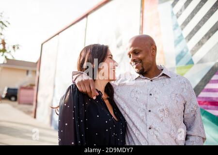 Couple de la fin des années quarante debout devant la murale à San Diego Banque D'Images