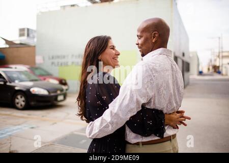 Couple de la fin des années quarante qui s'embrasse à Alley à San Diego Banque D'Images