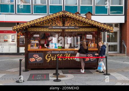 Windsor, Berkshire, Royaume-Uni. 6 novembre 2020. Un comptoir à saucisses allemand était ouvert aujourd'hui pour les affaires. Windsor a été calme aujourd'hui comme le deuxième jour du second confinement national du coronavirus Covid-19 en Angleterre. Plus de magasins et de cafés étaient ouverts que lors du précédent confinement au début de l'année. Crédit : Maureen McLean/Alay Live News Banque D'Images