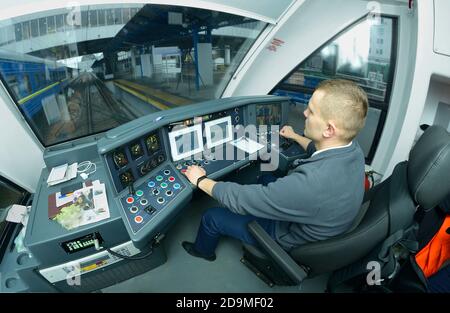 Conducteur de train assis dans la cabine de la locomotive du passager train prêt pour le départ Banque D'Images