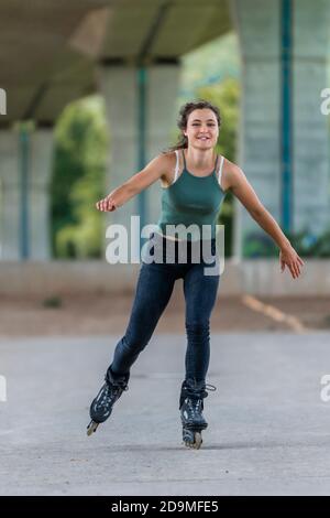 Femme, 24 ans, patinage en ligne sous pont, Remstal, Bade-Wurtemberg, Allemagne Banque D'Images