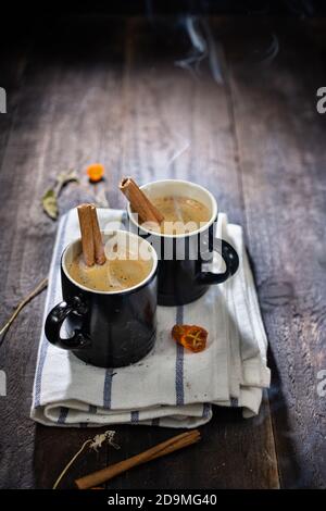 Café petit déjeuner.délicieux plats et boissons.expresso aromatique.Table en bois. Banque D'Images