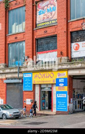 Hondo supermarché dans Upper Duke Street dans le quartier chinois de Liverpool. Banque D'Images