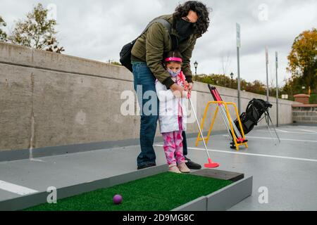 père et fille jouant au mini-golf en costume d'halloween Banque D'Images