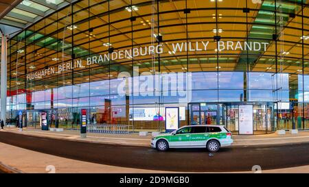 Önefeld, Allemagne - véhicule d'urgence des douanes allemandes à l'aéroport international de Brandebourg à Berlin (BER) Banque D'Images