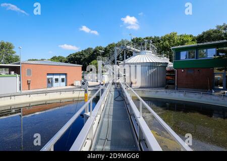 Traitement des eaux usées dans l'usine de traitement des eaux usées de Voerde, Basse-Rhin, Rhénanie-du-Nord-Westphalie, Allemagne Banque D'Images