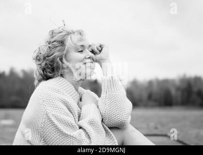 une femme s'est assise dehors en respirant l'air frais Banque D'Images