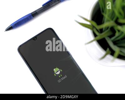 LOD, Israël - 8 juillet 2020 : espace de travail moderne et minimaliste avec smartphone mobile noir et écran de lancement de l'application SD Maid avec logo sur fond blanc Banque D'Images