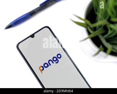 LOD, Israël - 8 juillet 2020 : espace de travail moderne et minimaliste avec smartphone mobile noir et écran de lancement de l'application Pango avec logo sur fond blanc Banque D'Images