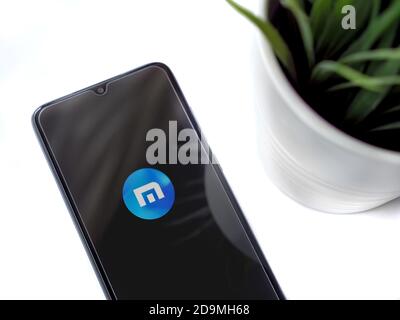 LOD, Israël - 8 juillet 2020 : espace de travail moderne minimaliste avec smartphone mobile noir avec écran de lancement de l'application Maxthon Browser avec logo en blanc Banque D'Images