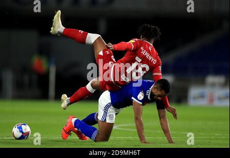 Antoine Semenyo de Bristol City (haut) et Curtis Nelson de Cardiff City se battent pour le ballon lors du match de championnat Sky Bet au stade de Cardiff City. Banque D'Images