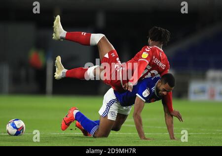 Antoine Semenyo de Bristol City (haut) et Curtis Nelson de Cardiff City se battent pour le ballon lors du match de championnat Sky Bet au stade de Cardiff City. Banque D'Images