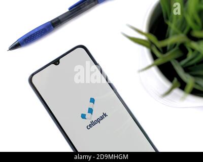 LOD, Israël - 8 juillet 2020 : espace de travail moderne minimaliste avec smartphone mobile noir avec écran de lancement de l'application Cellopark avec logo sur fond blanc Banque D'Images