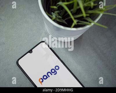 LOD, Israël - 8 juillet 2020 : espace de travail moderne et minimaliste avec smartphone mobile noir et écran de lancement de l'application Pango avec logo sur fond de marbre Banque D'Images