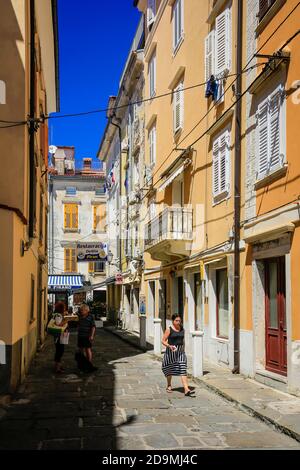 Piran, Istrie, Slovénie - gens dans les rues de la vieille ville portuaire de Piran sur la Méditerranée. Banque D'Images