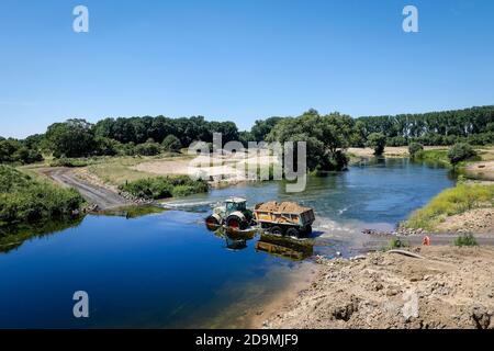 Datteln-Olfen, région de la Ruhr, Rhénanie-du-Nord-Westphalie, Allemagne, Lippe, développement de la rivière et de la plaine inondable de la Lippe près de Haus Vogelsang, ici un paysage fluvial proche de la nature est créé, un écosystème fluvial et de plaine inondable intact est restauré, le cours de la rivière est prolongé et, par exemple, Par une nouvelle boucle de la Lippe ainsi la vitesse d'écoulement ralentit, ici les véhicules de construction passent par la rivière et transportent le sol. Banque D'Images