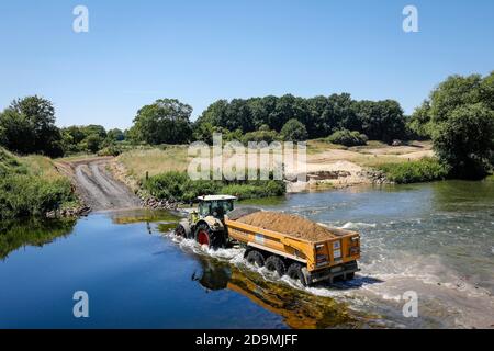 Datteln-Olfen, région de la Ruhr, Rhénanie-du-Nord-Westphalie, Allemagne, Lippe, développement de la rivière et de la plaine inondable de la Lippe près de Haus Vogelsang, ici un paysage fluvial proche de la nature est créé, un écosystème fluvial et de plaine inondable intact est restauré, le cours de la rivière est prolongé et, par exemple, Par une nouvelle boucle de la Lippe ainsi la vitesse d'écoulement ralentit, ici les véhicules de construction passent par la rivière et transportent le sol. Banque D'Images